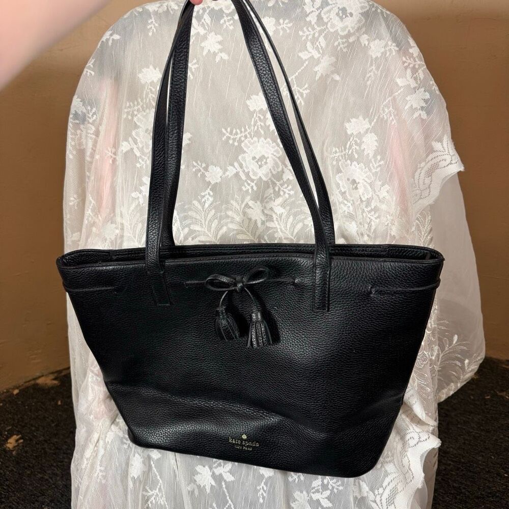 Kate Spade New York Black Pebbled Leather Tote – Bow & Tassel Detail | Gold Hard